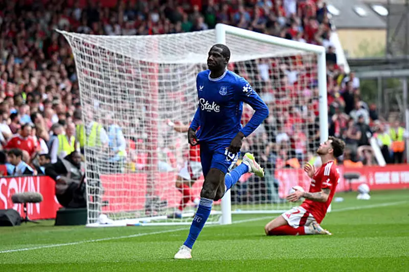 دوكوري يعلن رحيله عن إيفرتون ويستعد لانتقال مربح إلى الدوري السعودي
